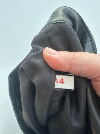 Falda recta piel negra. talla 44