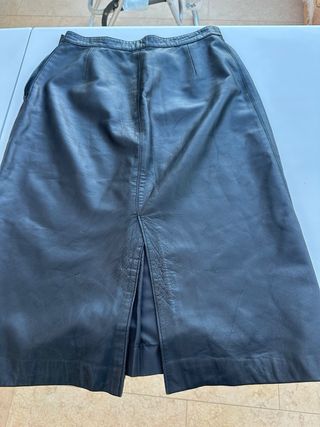 Falda recta piel negra. talla 44