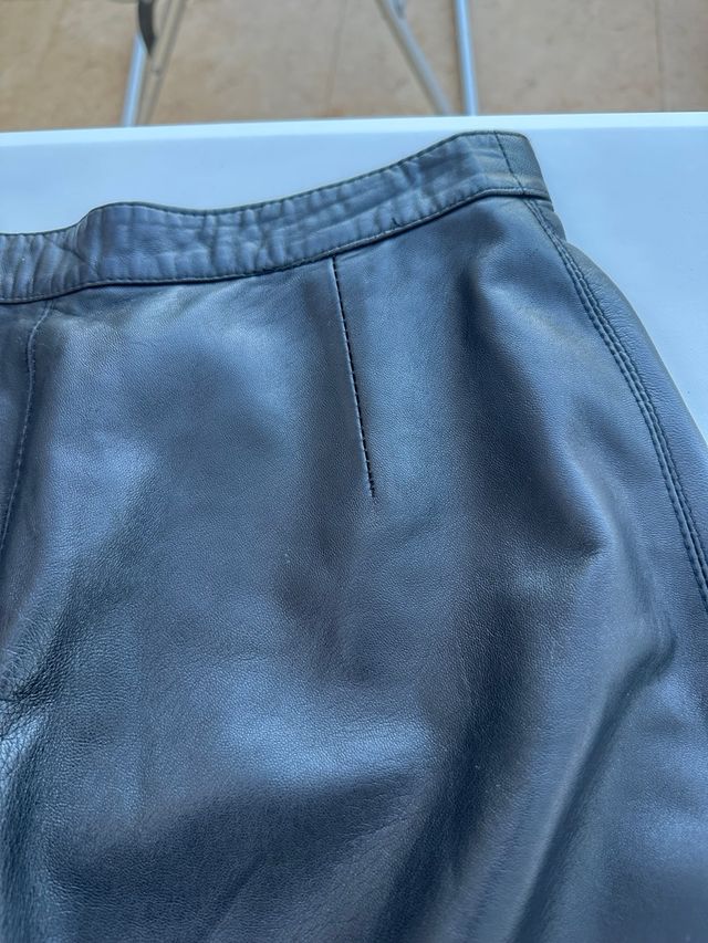 Falda recta piel negra. talla 44