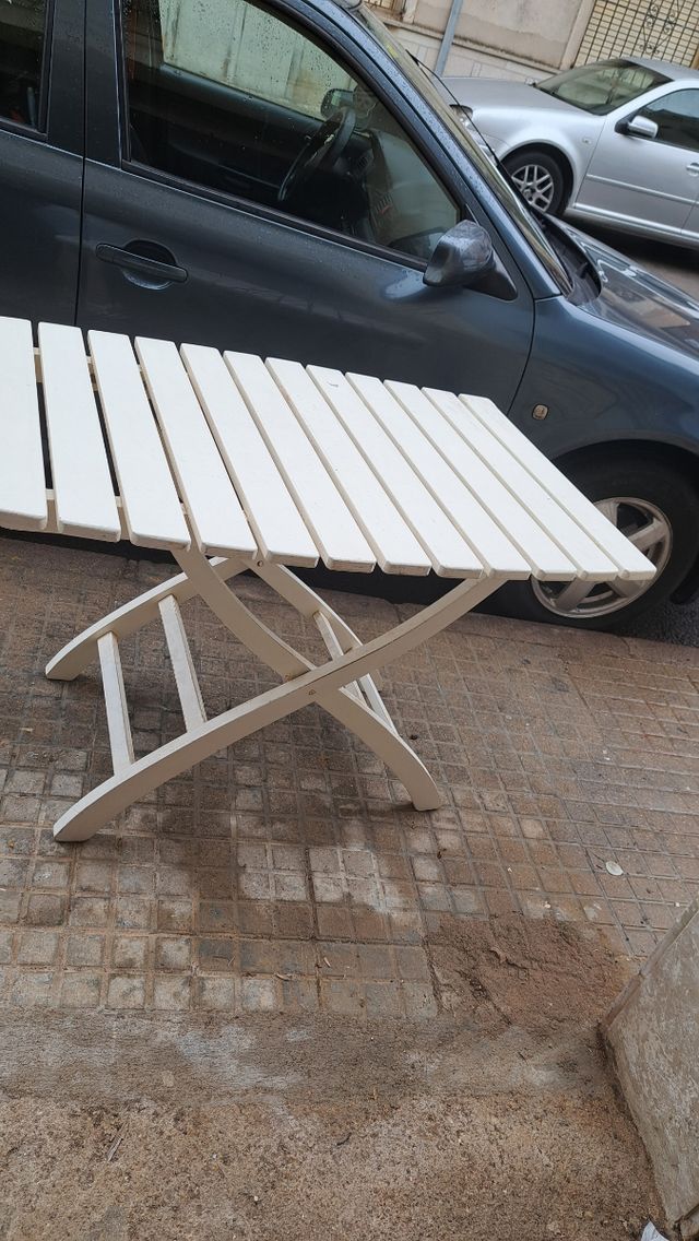 Mesa plegable blanca de madera y metal