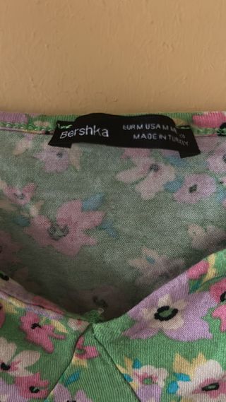 Top Bershka flores verde M