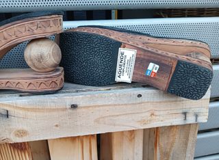 Sandalias Aquende piel-madera.