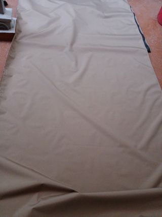 Toldo beige de tela de 9 metros de largo por 1,60