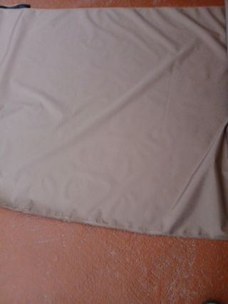Toldo beige de tela de 9 metros de largo por 1,60