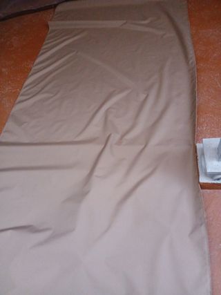 Toldo beige de tela de 9 metros de largo por 1,60