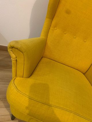 Poltrona Strandmon IKEA gialla