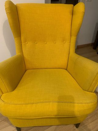 Poltrona Strandmon IKEA gialla