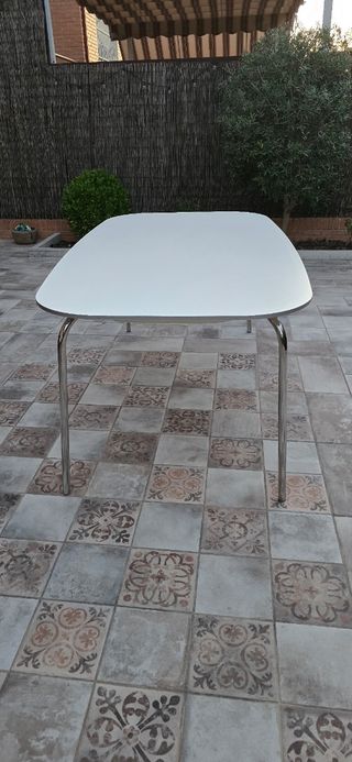 Mesa comedor y terraza Ikea blanca más 6 sillas.