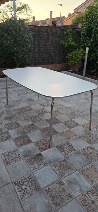 Mesa comedor y terraza Ikea blanca más 6 sillas.