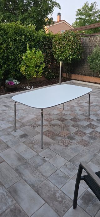 Mesa comedor y terraza Ikea blanca más 6 sillas.