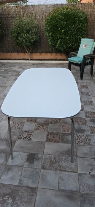 Mesa comedor y terraza Ikea blanca más 6 sillas.