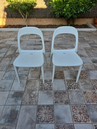 Mesa comedor y terraza Ikea blanca más 6 sillas.