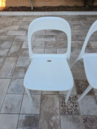 Mesa comedor y terraza Ikea blanca más 6 sillas.