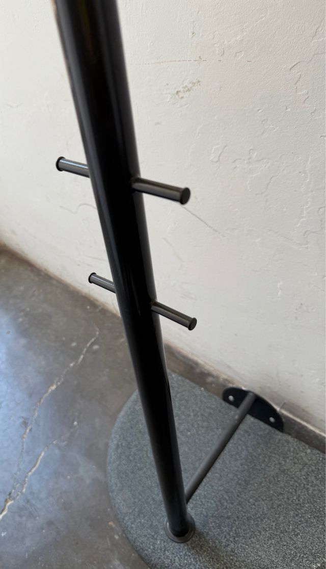 Percha de pared con repisa. Colgador de ropa