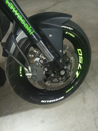 Moto 
Kawasaki Z750 - A2
