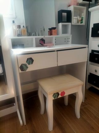 Tocador-maquillaje blanco y set de productos 