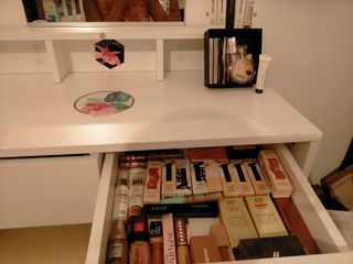 Tocador-maquillaje blanco y set de productos 