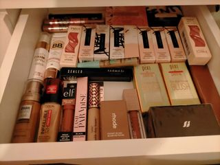 Tocador-maquillaje blanco y set de productos 
