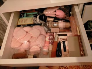 Tocador-maquillaje blanco y set de productos 
