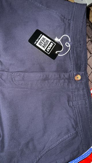 Pantalones chinos de trabajo.