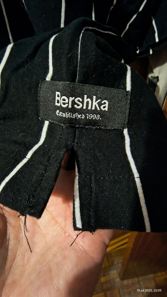 Camisa Bershka negra a rayas blancas