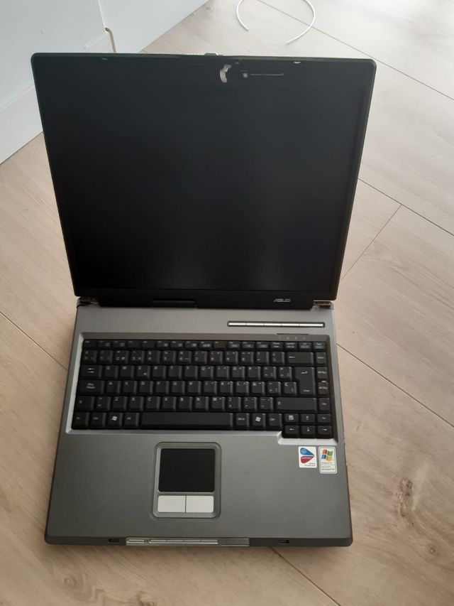Portátil ASUS antiguo con    windows xp.