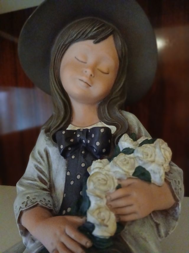 Figura Niña Flores - Porcelana