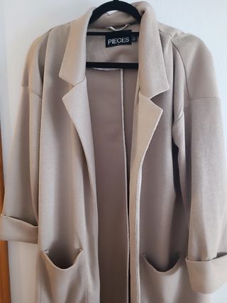 Abrigo Pieces beige talla M