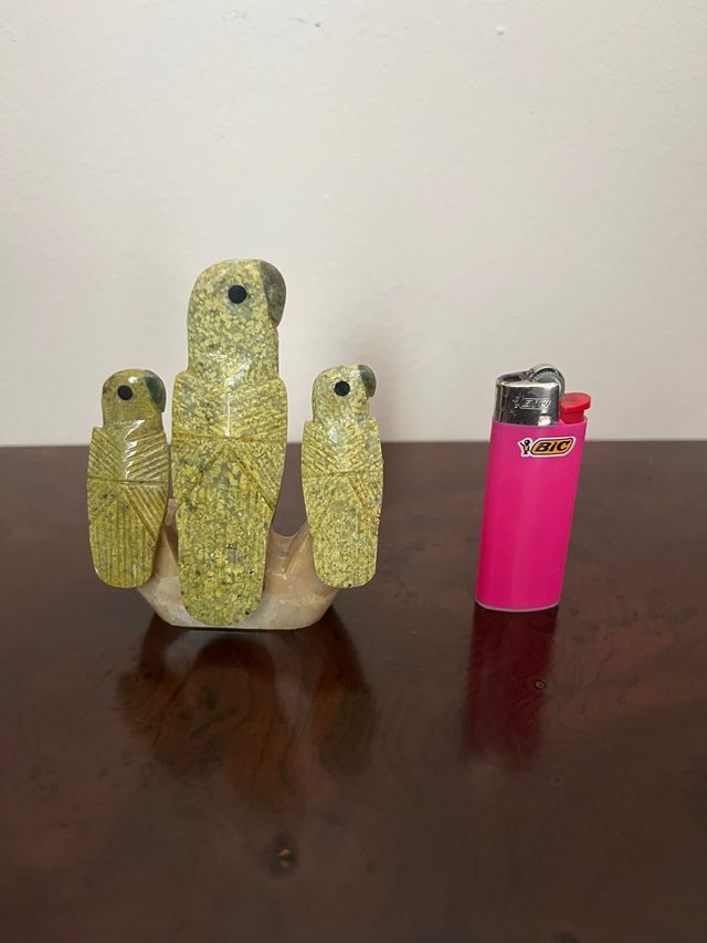 Tres loros en piedra. Artesanía Brasileña