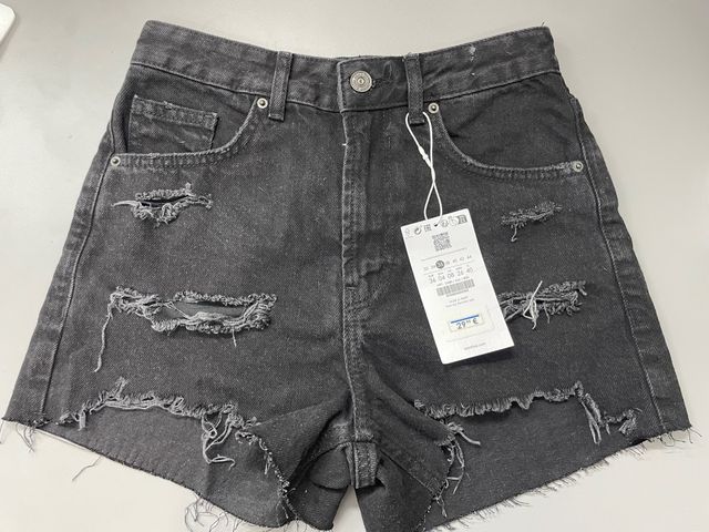 Shorts Bershka negros rotos talla 36