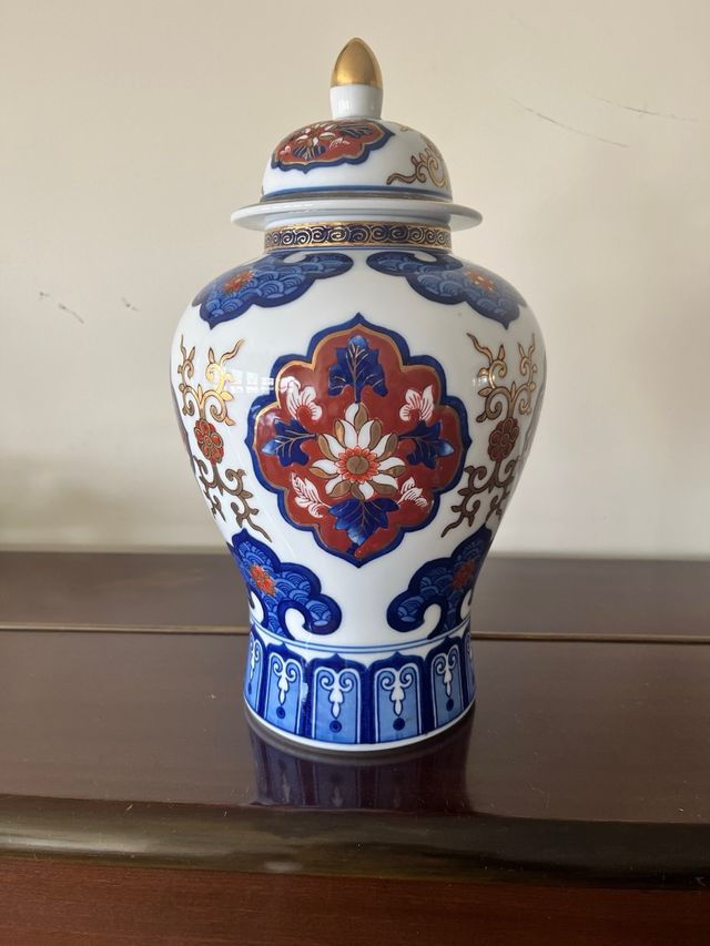 Jarrón japonés porcelana con detalles en oro