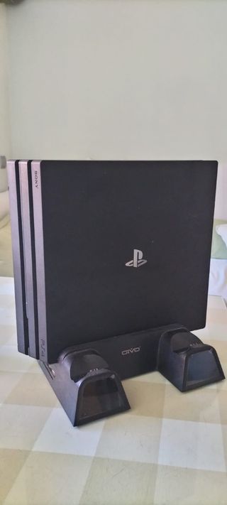 PS4, 2 mandos,  juegos y base ventilada y cargador