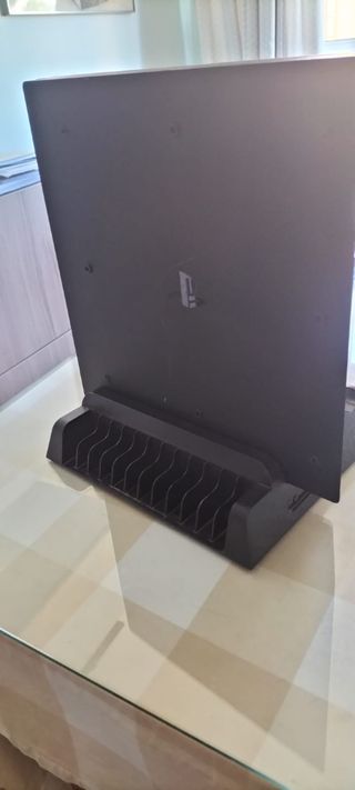 PS4, 2 mandos,  juegos y base ventilada y cargador
