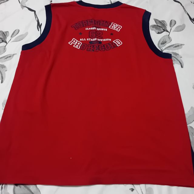 Canotta sportiva rossa e blu