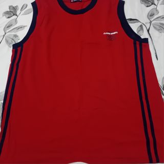 Canotta sportiva rossa e blu