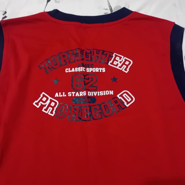 Canotta sportiva rossa e blu