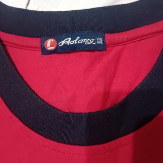 Canotta sportiva rossa e blu