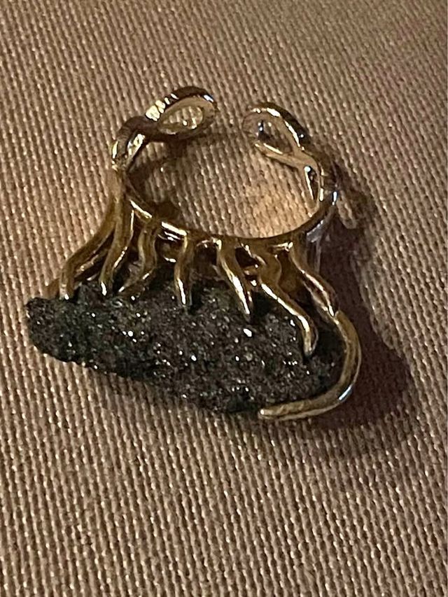 Anello in ottone con pietra lavica