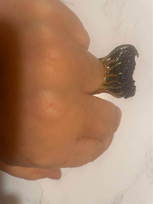 Anello in ottone con pietra lavica