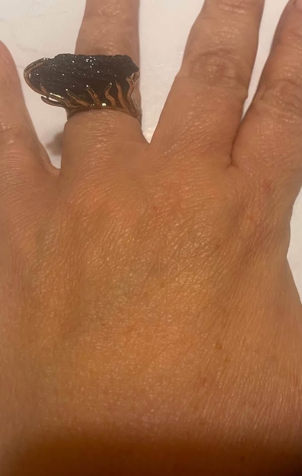 Anello in ottone con pietra lavica