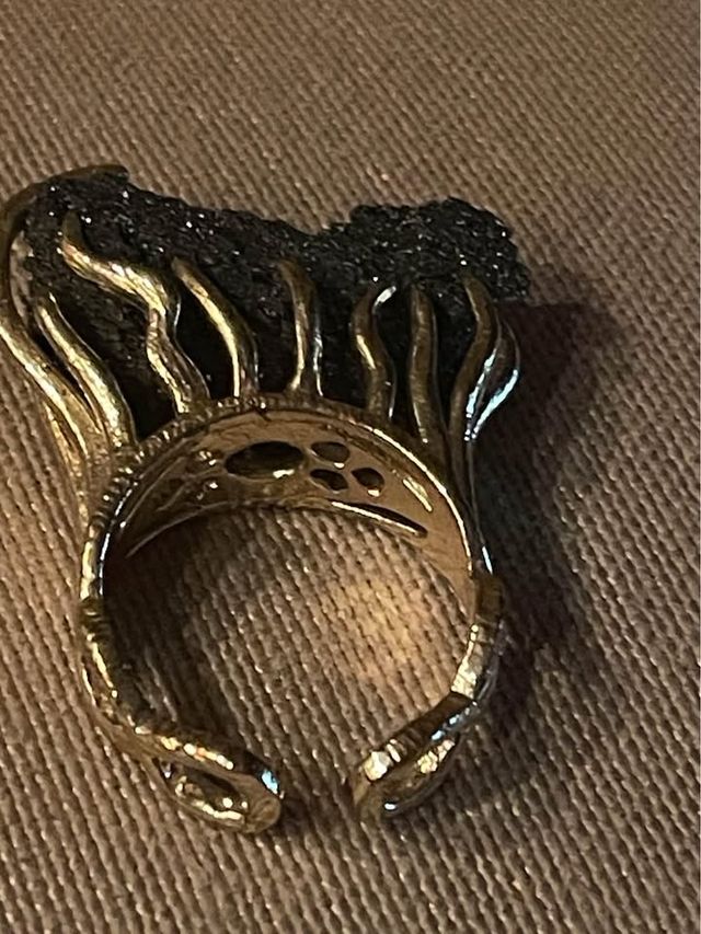 Anello in ottone con pietra lavica