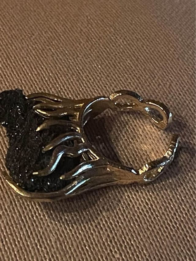 Anello in ottone con pietra lavica