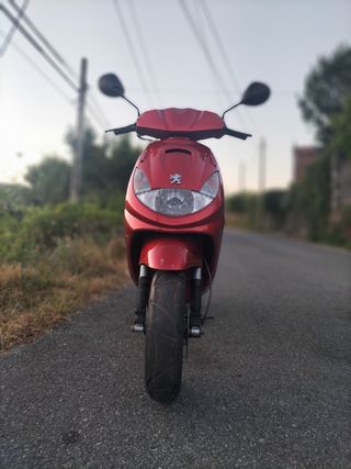 Moto Peugeot vivacity 50cc roja