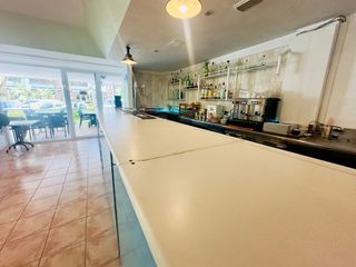 Restaurante equipado y funcionando. Se Traspasa