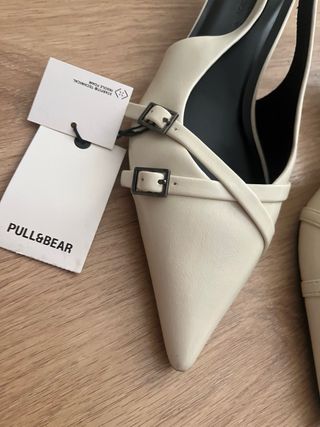 Zapatos Pull&Bear beige tacón bajo