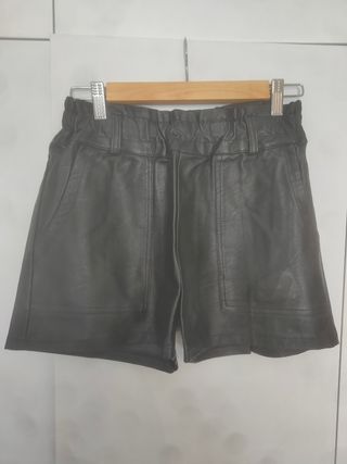 Shorts negros piel sintética talla M