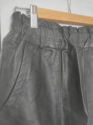 Shorts negros piel sintética talla M