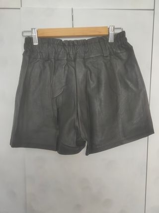Shorts negros piel sintética talla M