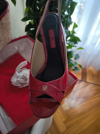 Sandalias cuña Carolina Herrera rojas