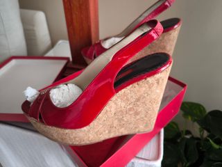 Sandalias cuña Carolina Herrera rojas